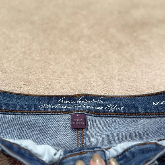 Gloria Vanderbilt Blue Straight Mom Jeans with Floral Embroidery Size 12 - Picture 6 of 6